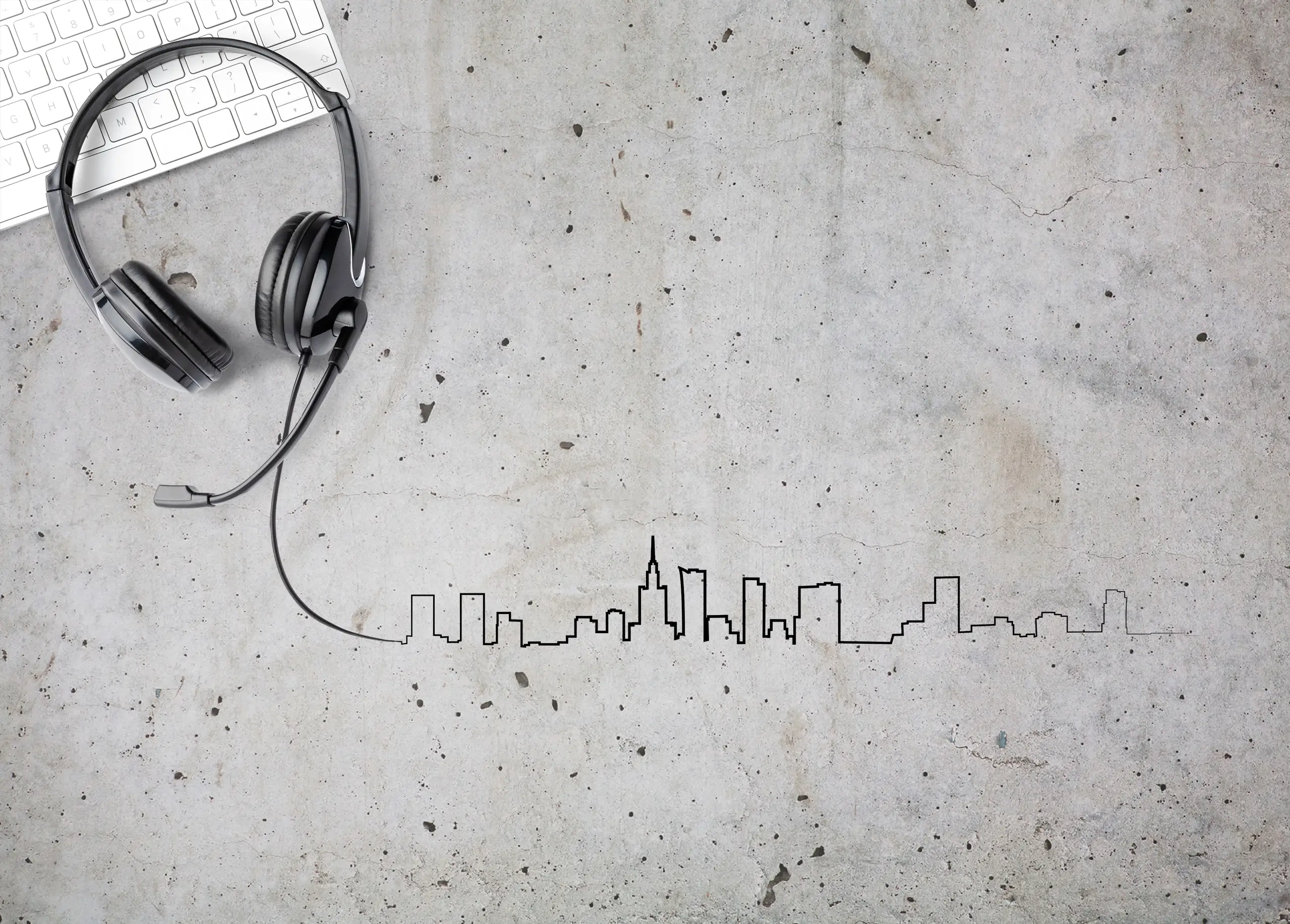 słuchawki call center na klawiaturze z marmurowym tłem